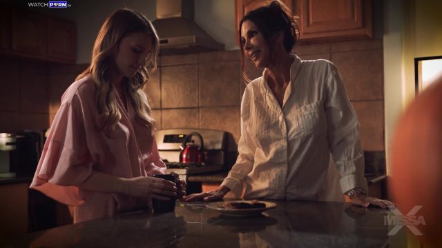 Hem Karısını Hem Üvey Kızını Birlikte Sikiyor